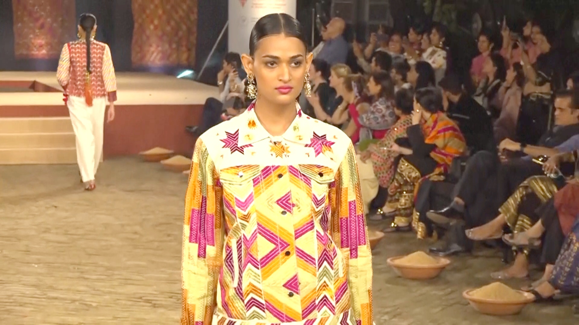 В Индии возрождают популярность пенджабской вышивки пхулкари