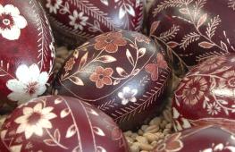 Мастерицы в Словении украшают пасхальные яйца гравировкой