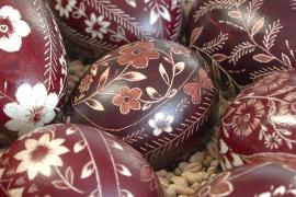 Мастерицы в Словении украшают пасхальные яйца гравировкой