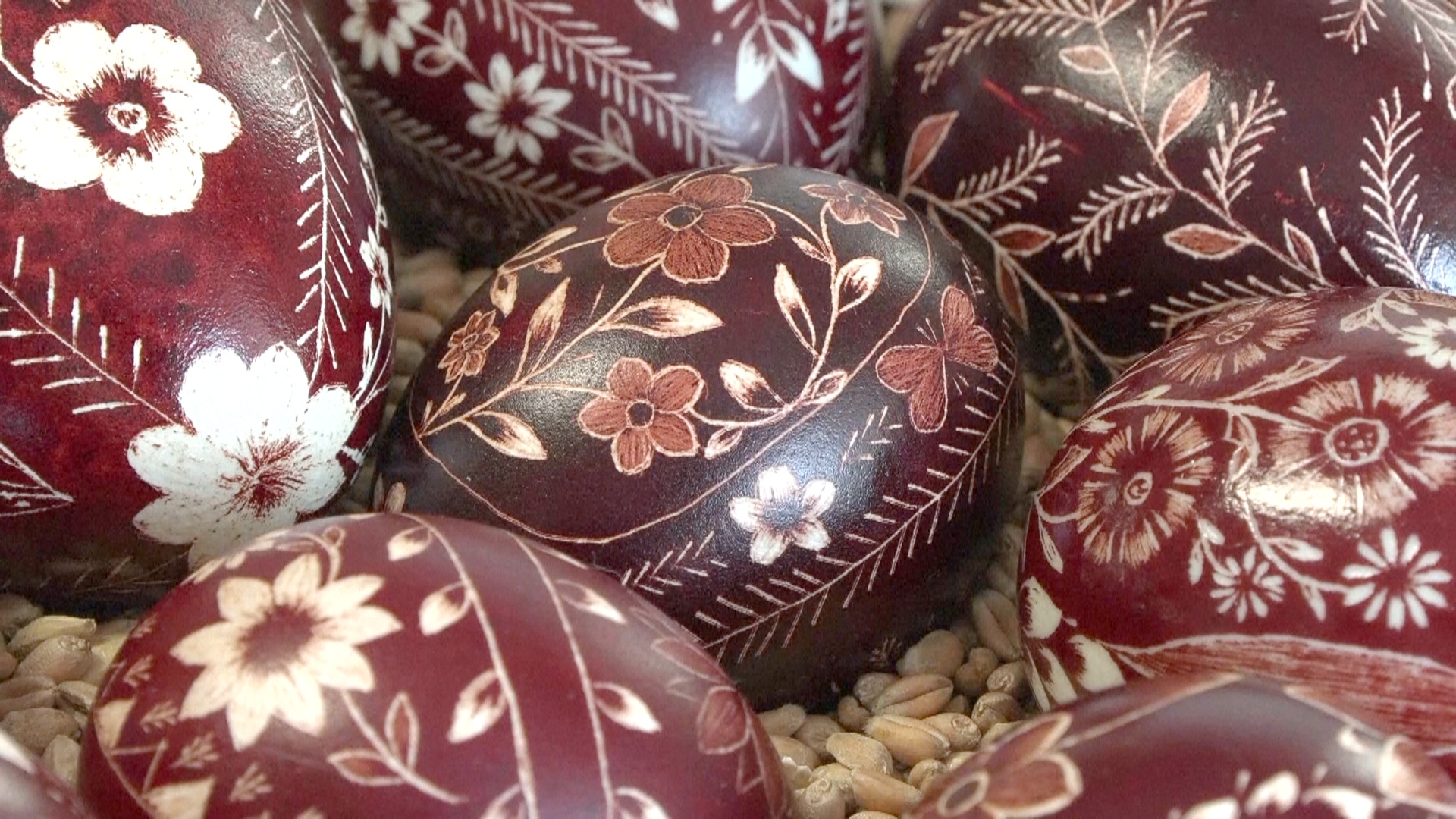 Мастерицы в Словении украшают пасхальные яйца гравировкой