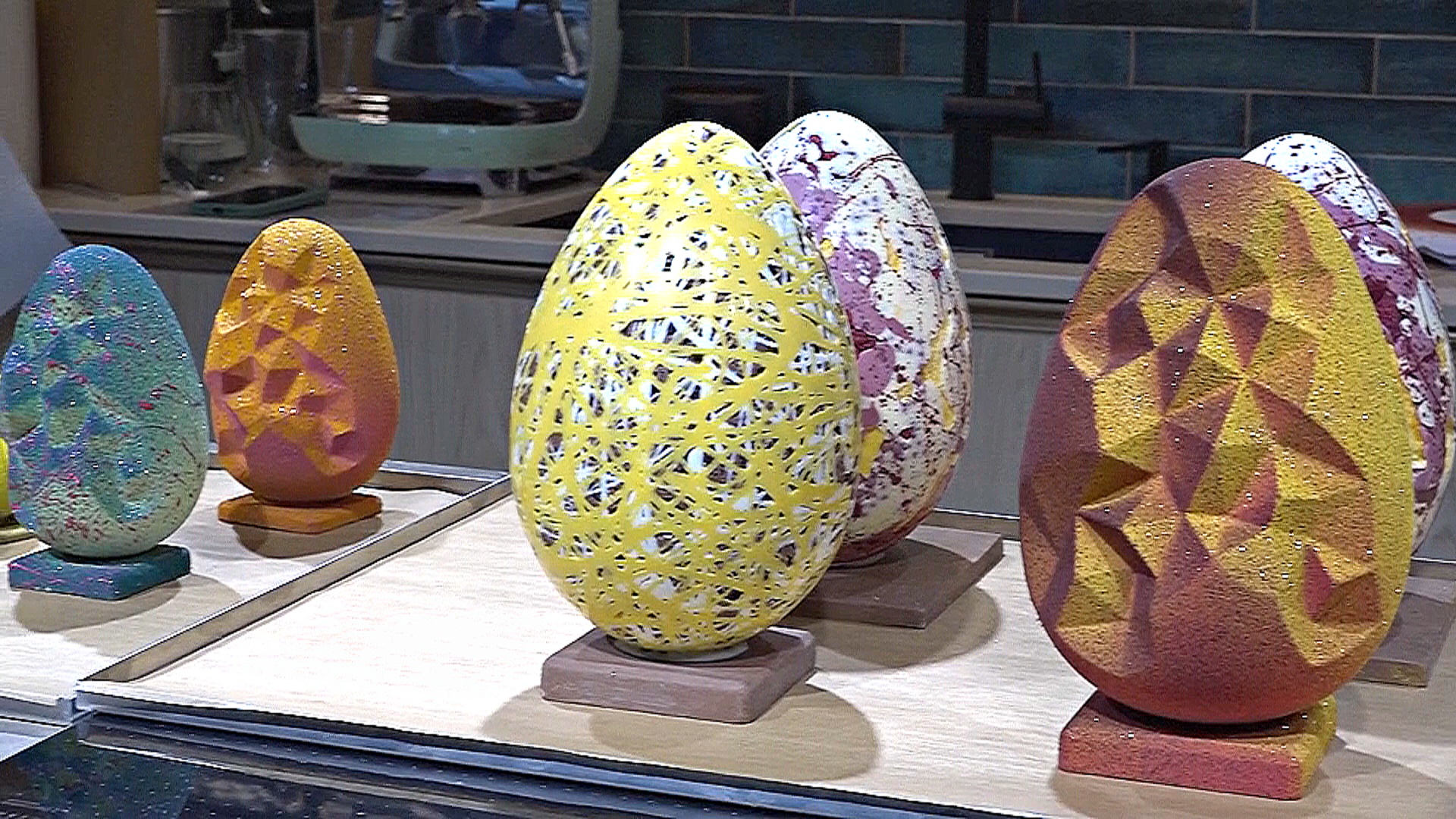 В Барселоне создают авторские пасхальные десерты на основе традиционных «монас»