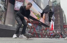 Защитник птиц спасает голубей от смертельной опасности в Нью-Йорке