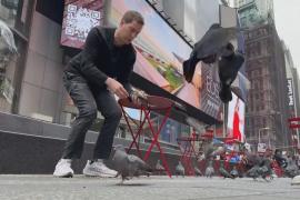 Защитник птиц спасает голубей от смертельной опасности в Нью-Йорке