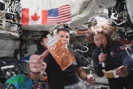 От макарон с сыром до коктейля из креветок: астронавты миссии «Артемида II» показали космическую еду