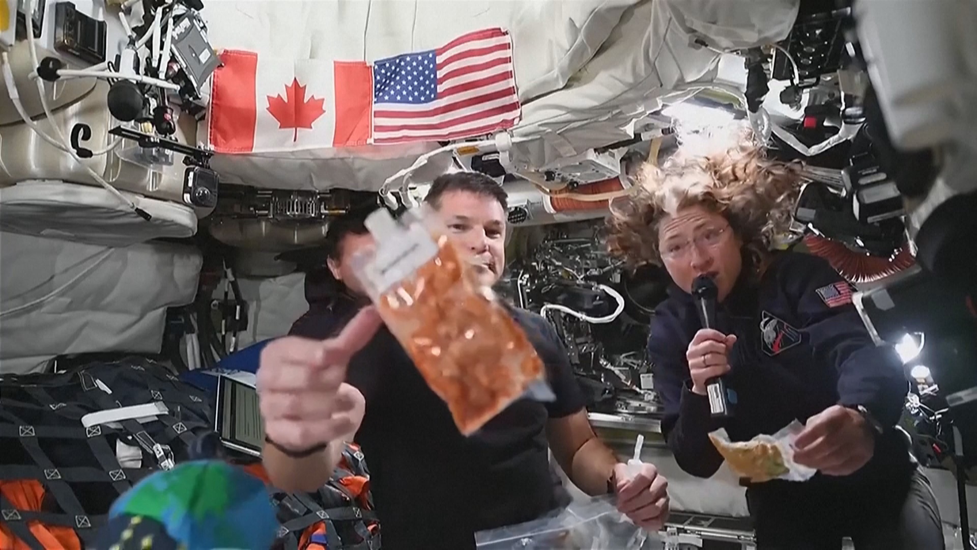 От макарон с сыром до коктейля из креветок: астронавты миссии «Артемида II» показали космическую еду