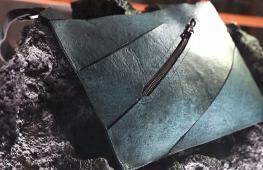 Коллаген динозавров использовали для создания уникальной сумочки