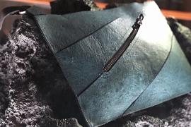 Коллаген динозавров использовали для создания уникальной сумочки