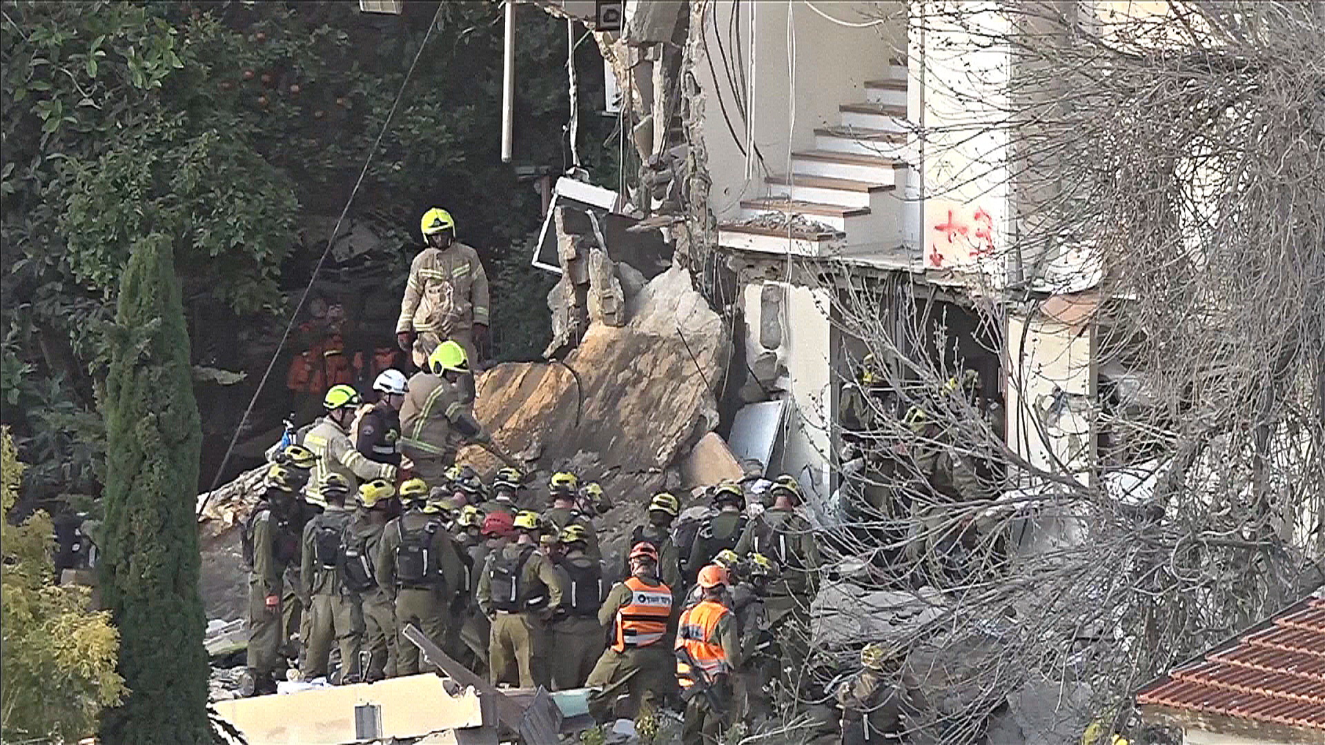 Удар Ирана по Хайфе: из-под завалов извлекли два тела