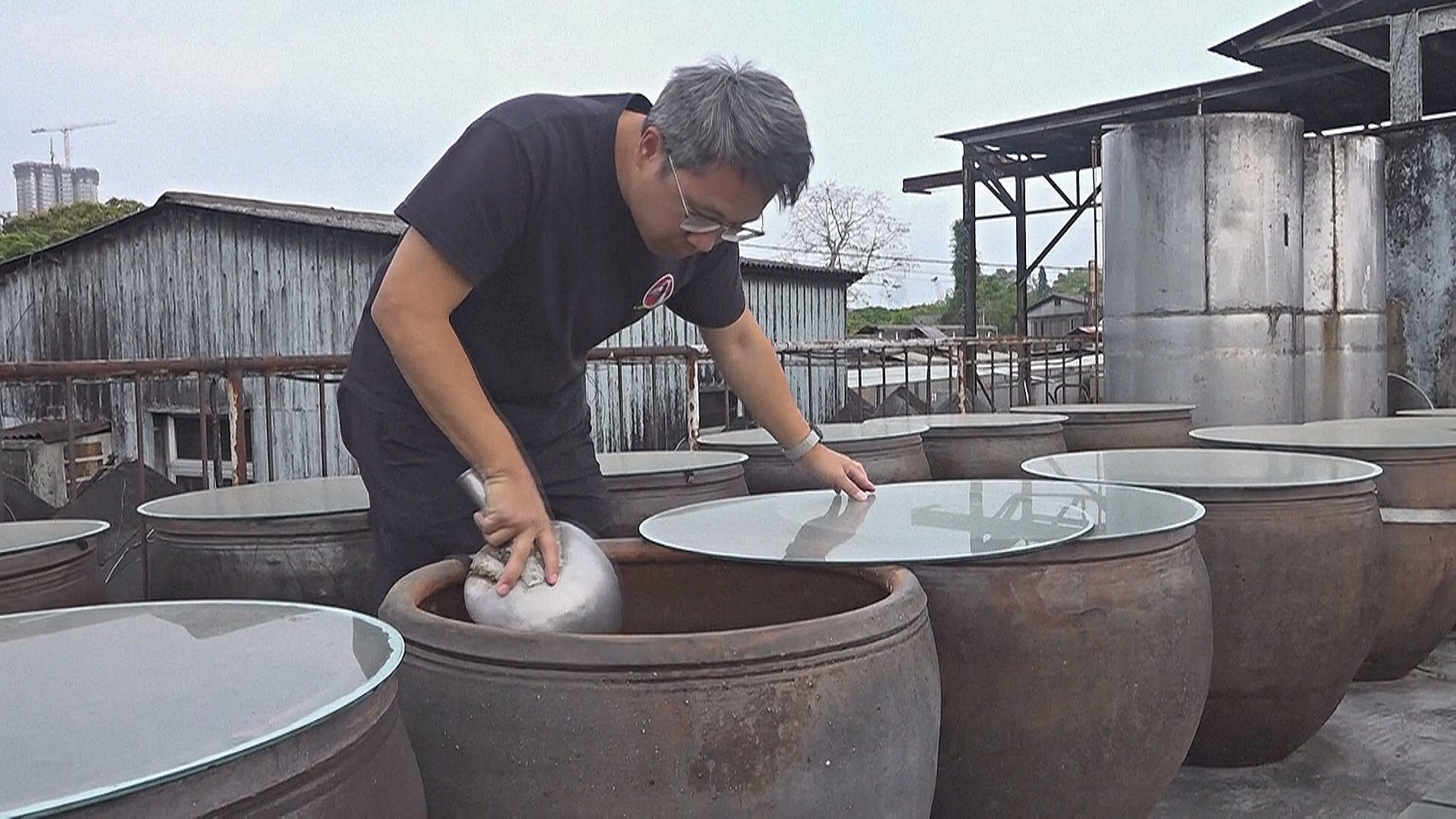 Одна из последних традиционных фабрик соевого соуса в Гонконге – под угрозой закрытия