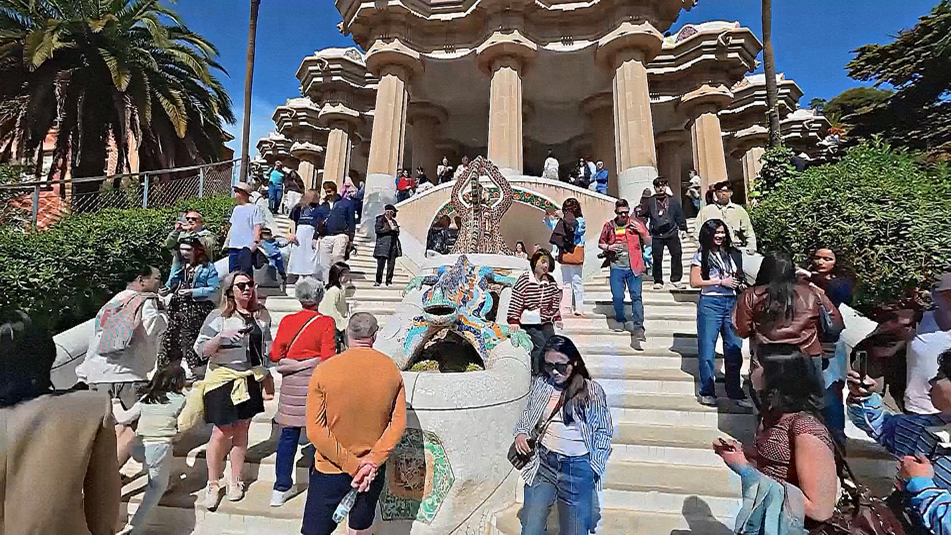 Толпы туристов: Барселона привлекает всё больше путешественников Толпы туристов: Барселона привлекает всё больше путешественников