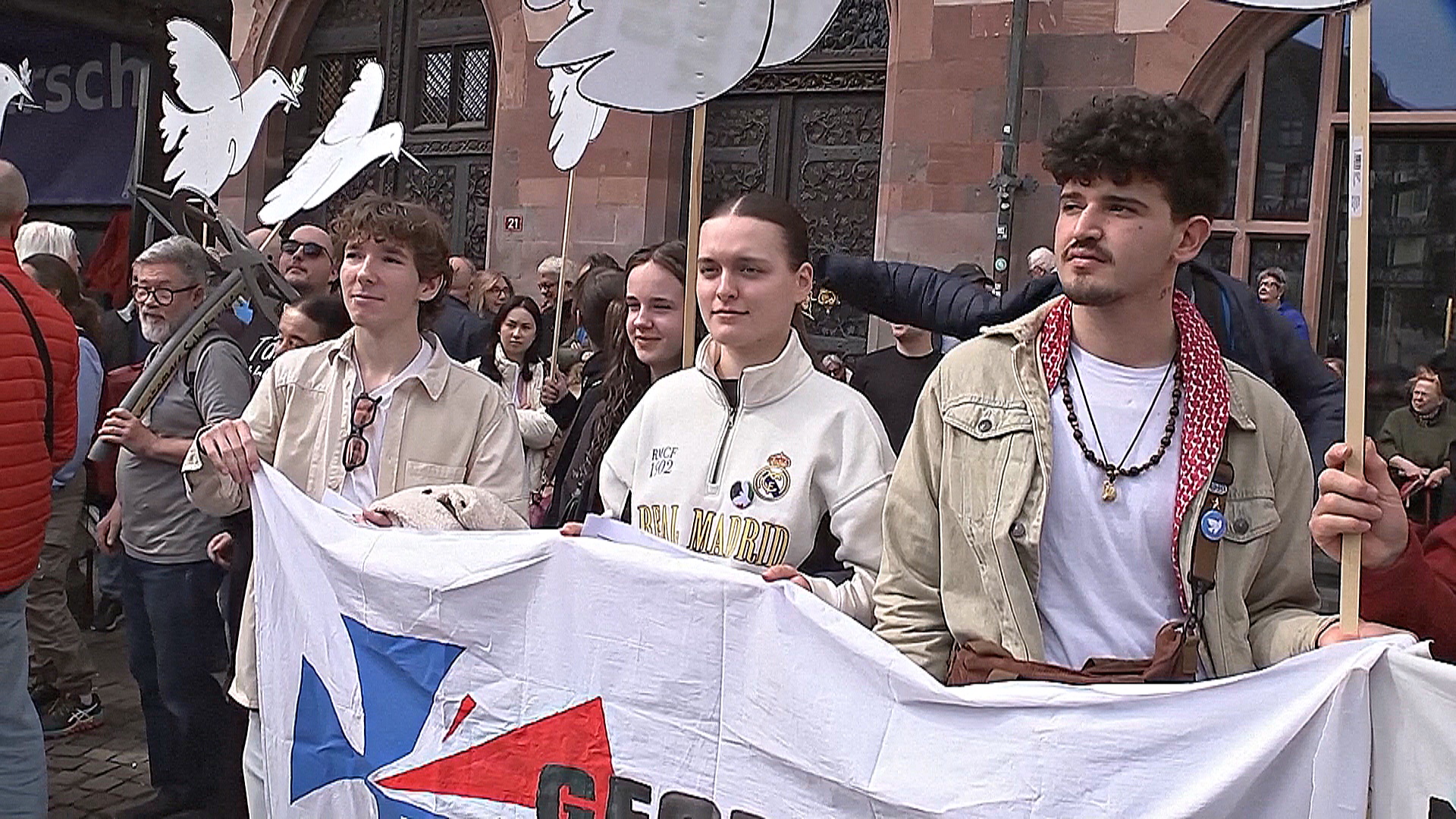 В Германии протестуют против новых ограничений для мужчин призывного возраста В Германии протестуют против новых ограничений для мужчин призывного возраста