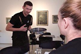 В Боснии глухой художник открыл галерею и кафе