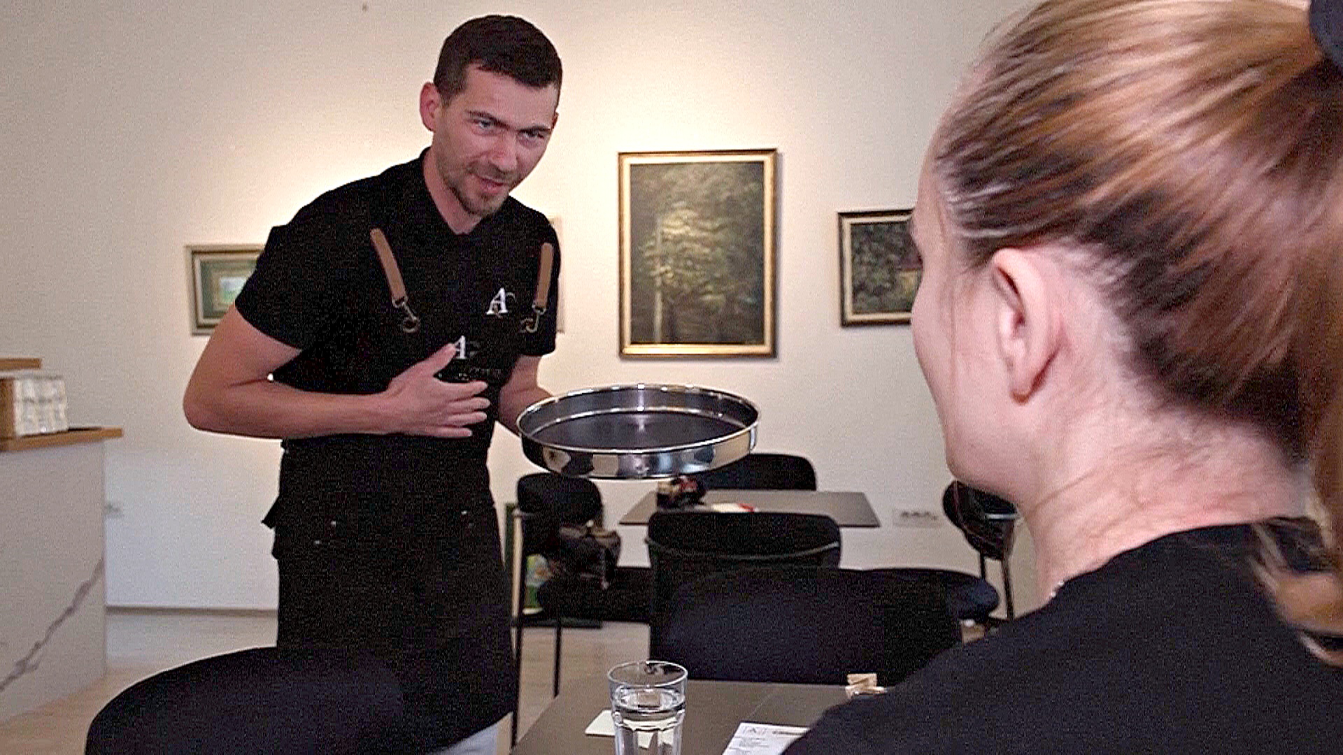 В Боснии глухой художник открыл галерею и кафе В Боснии глухой художник открыл галерею и кафе