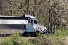 Скоростной пассажирский поезд протаранил грузовик во Франции