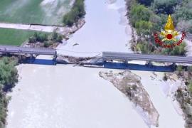 В Италии масштабный оползень нарушил движение машин и поездов