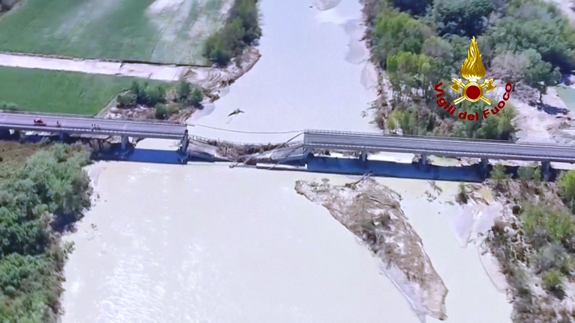 В Италии масштабный оползень нарушил движение машин и поездов