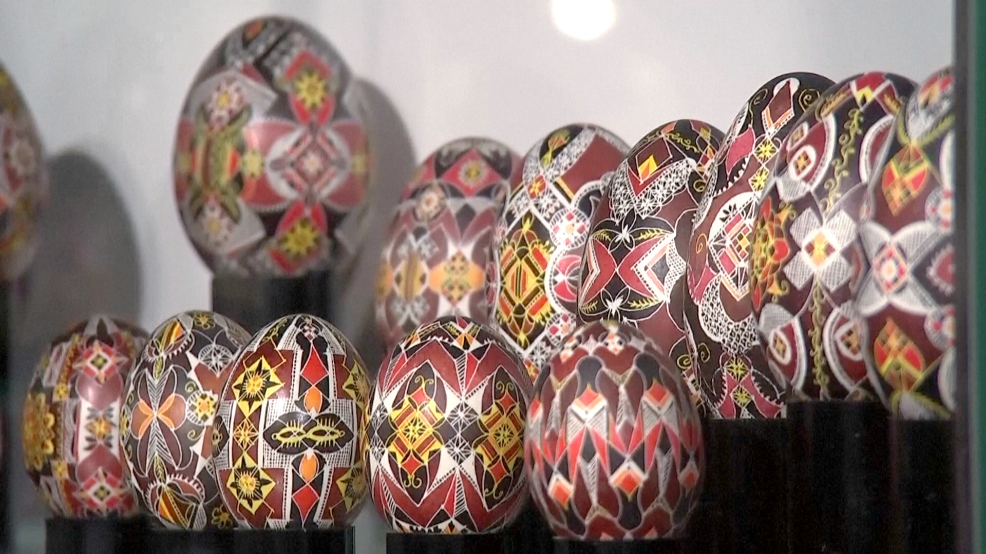 Тысячи украшенных пасхальных яиц: уникальные коллекции хранят два музея в Румынии