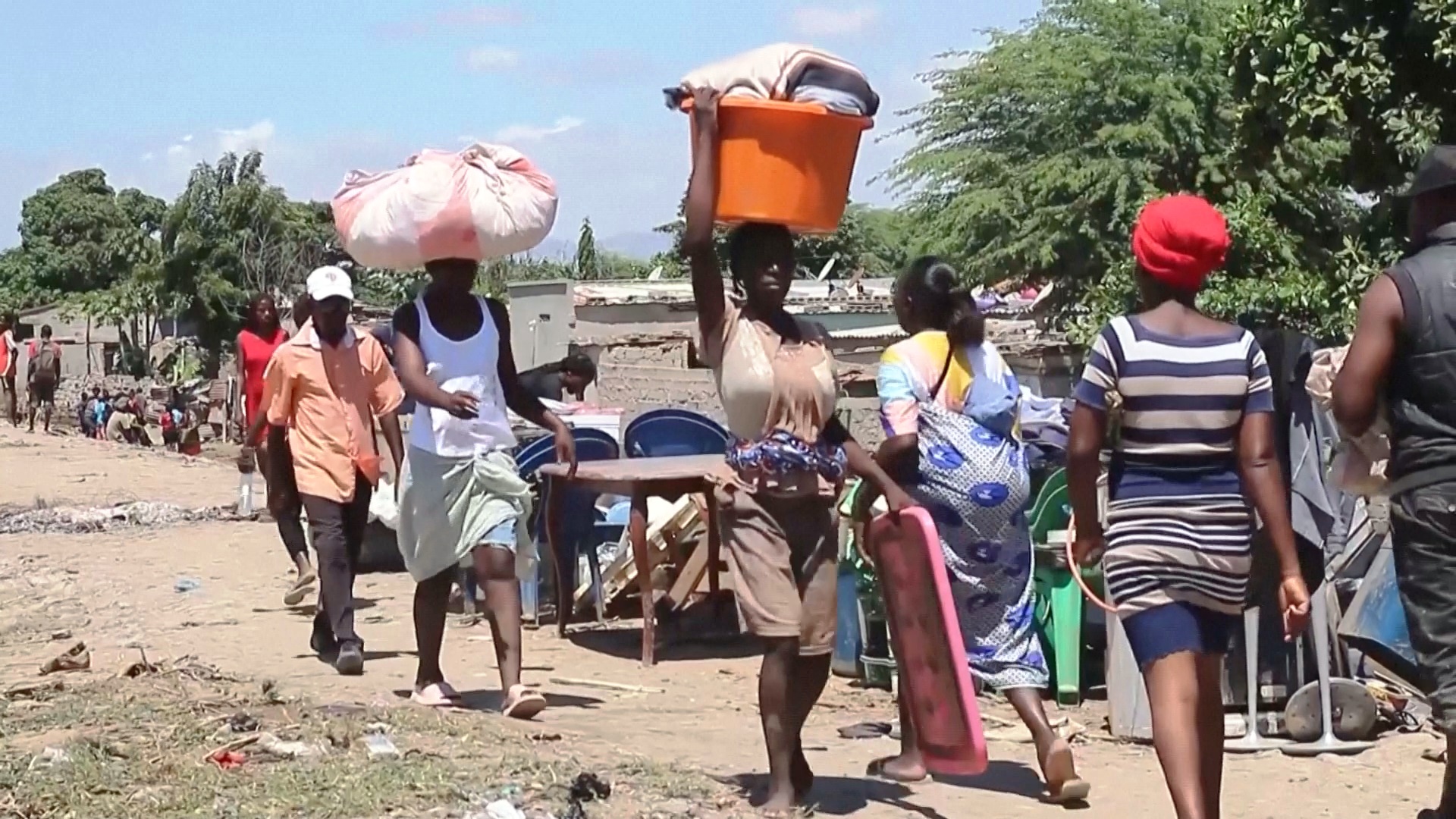 В Анголе затопило важную железную дорогу В Анголе затопило важную железную дорогу