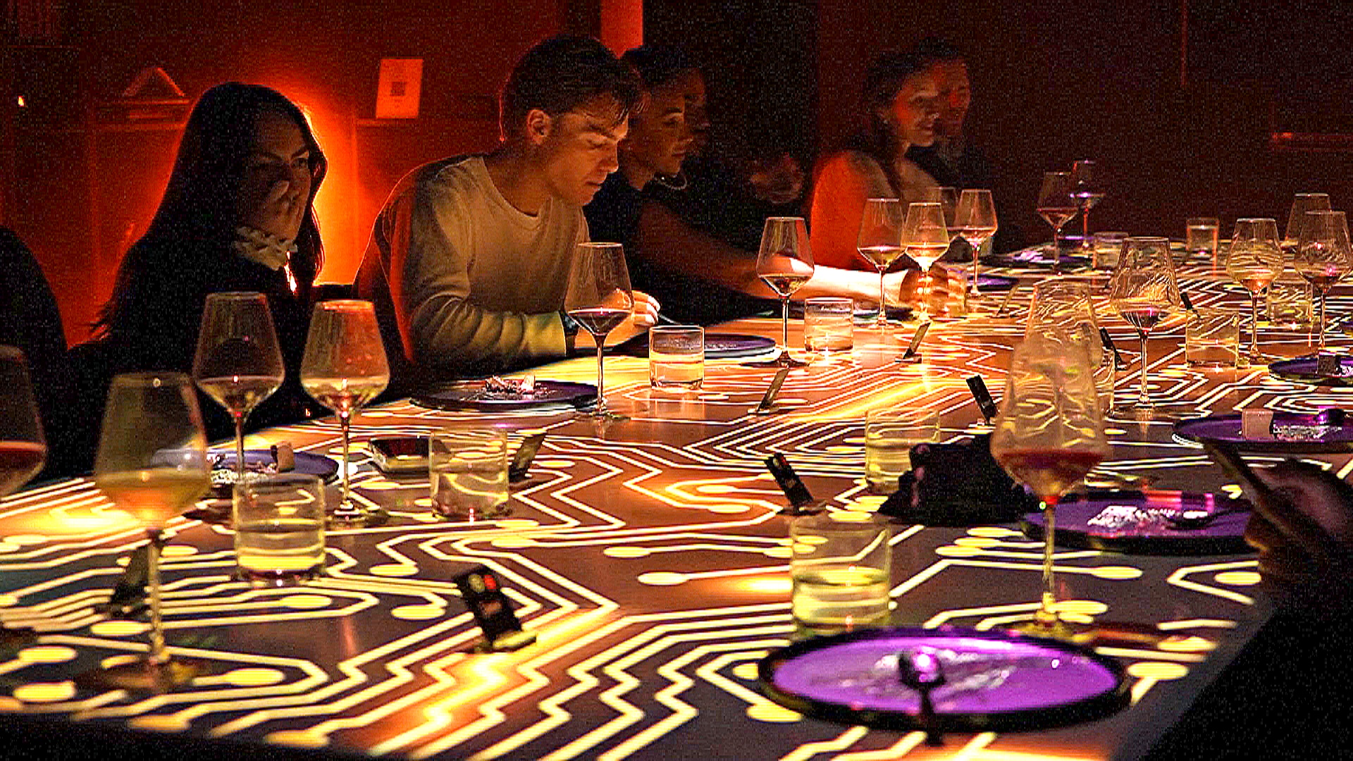 Ужин с эффектом погружения: в Лондоне еду дополнили звуком и ароматами