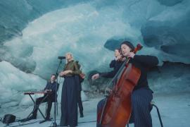 Швейцарская певица выступила внутри ледника Мортерач