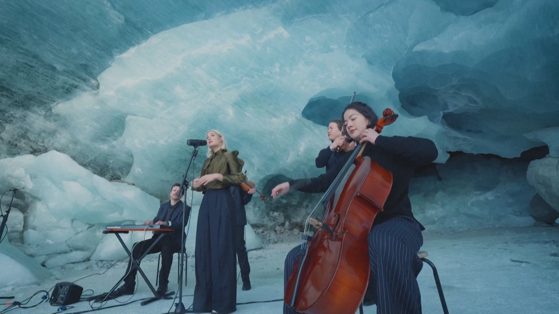 Швейцарская певица выступила внутри ледника Мортерач