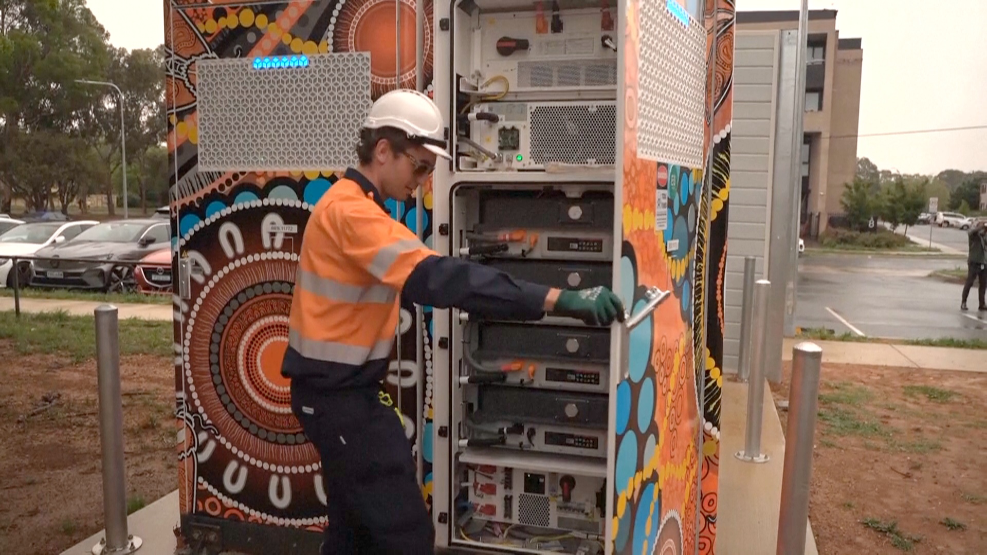 В Канберре ставят огромные батареи для хранения электроэнергии В Канберре ставят огромные батареи для хранения электроэнергии