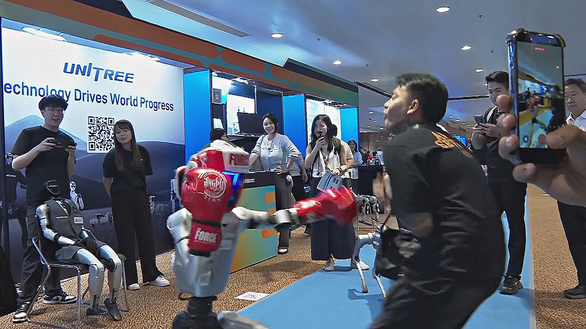 Роботы наступают: в Гонконге показали машины, которые учат, дерутся и общаются Роботы наступают: в Гонконге показали машины, которые учат, дерутся и общаются