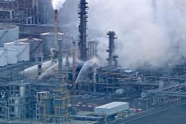 Пожар на крупнейшем НПЗ Австралии усилил риск топливного кризиса