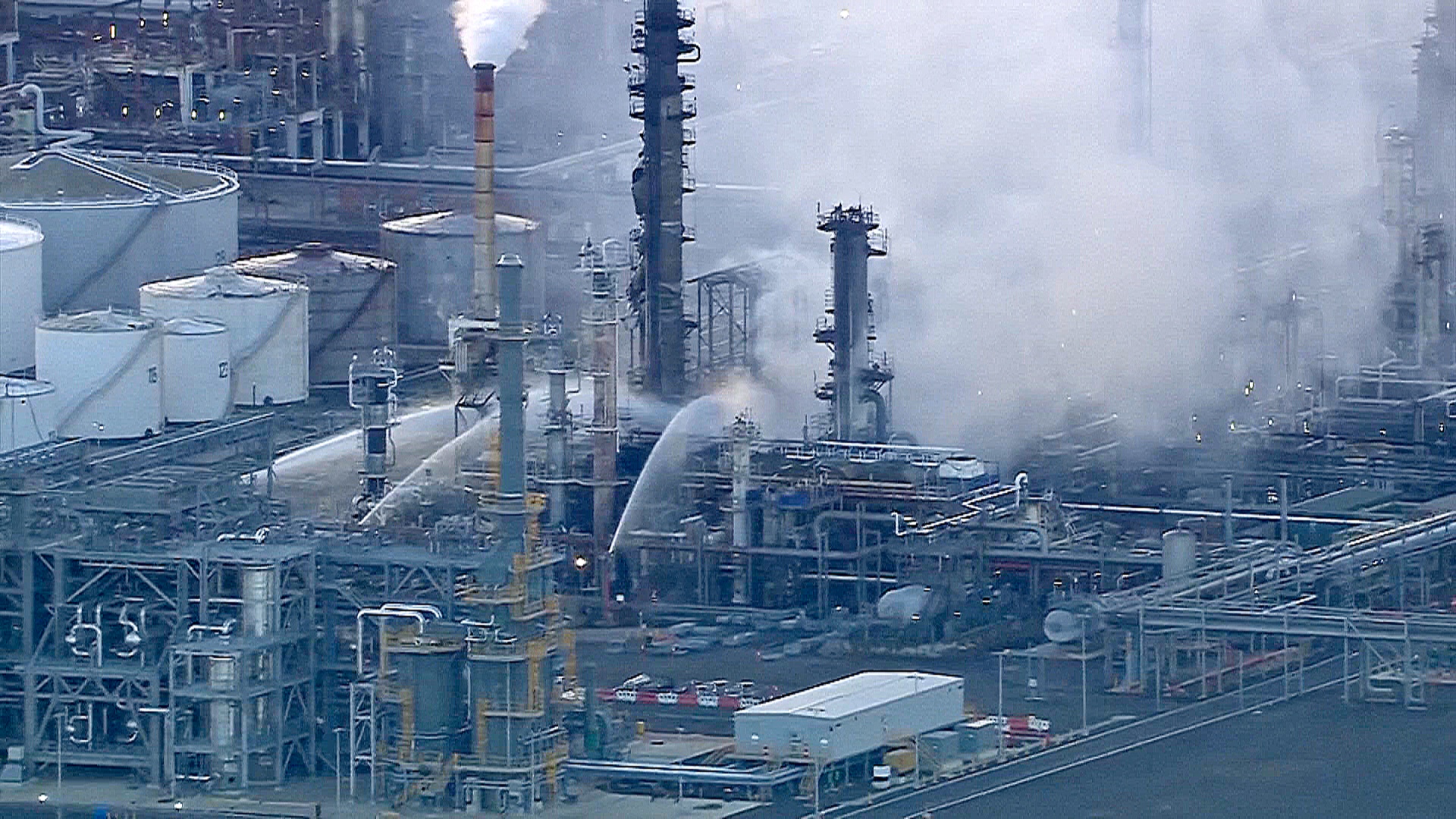 Пожар на крупнейшем НПЗ Австралии усилил риск топливного кризиса