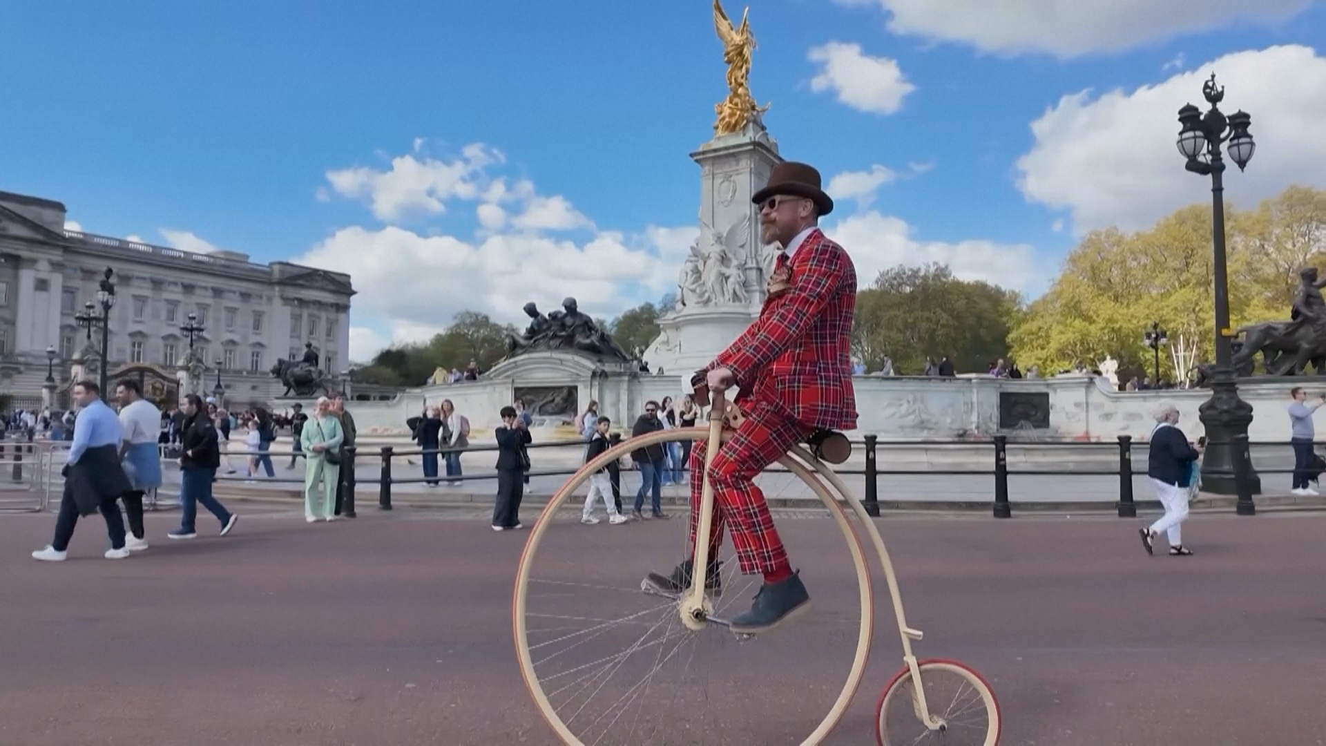 «Твидовый велопробег» устроили поклонники старины в Лондоне