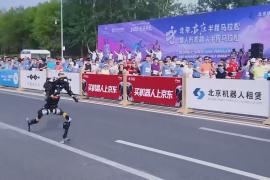 Китайские человекоподобные роботы обогнали людей на полумарафоне в Пекине