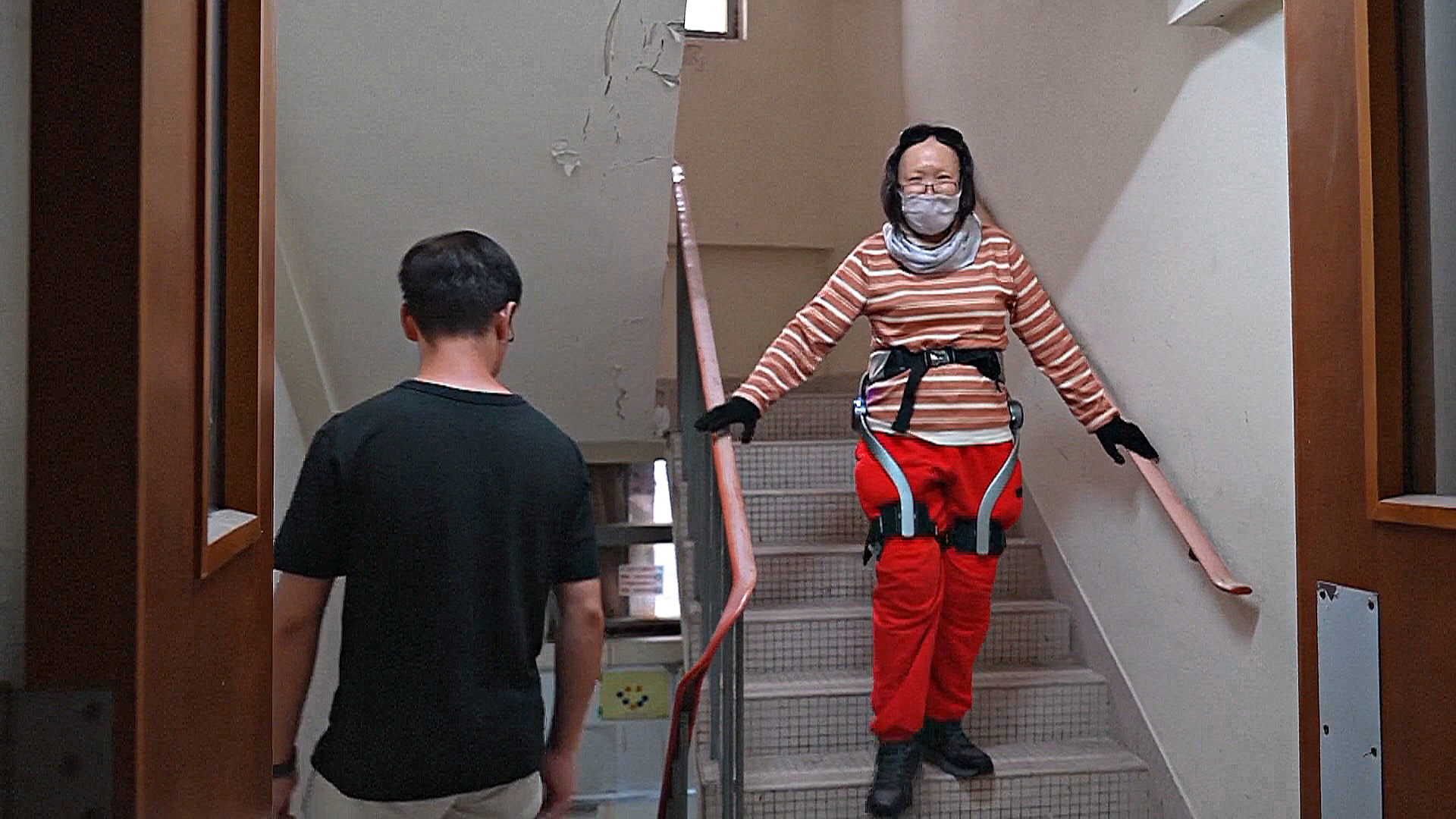 Экзоскелеты помогут жителям сгоревших гонконгских многоэтажек вернуться в квартиры
