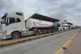 Топливный кризис в Боливии: у АЗС выстраиваются очереди из грузовиков