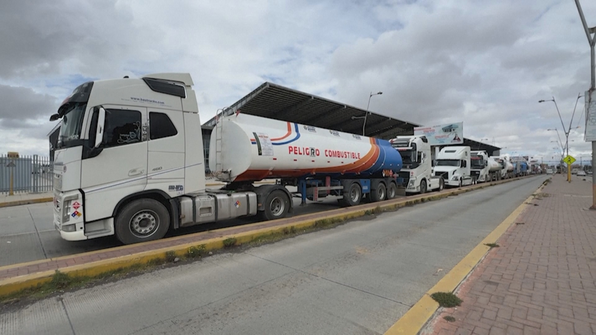 Топливный кризис в Боливии: у АЗС выстраиваются очереди из грузовиков