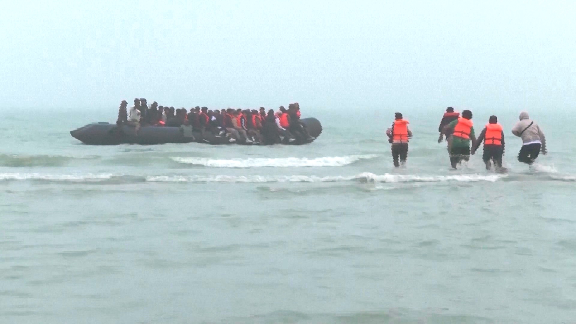 Великобритания заплатит Франции до $900 млн за пресечение миграции через Ла-Манш