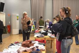 Шведы меняются одеждой, чтобы сократить текстильные отходы