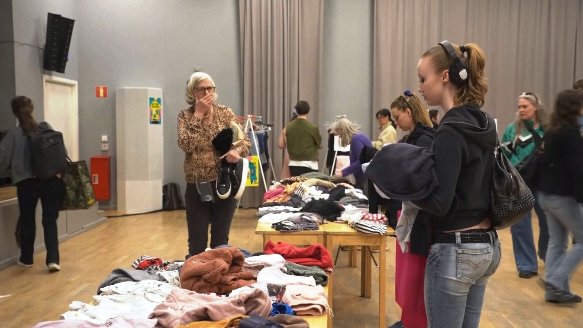 Шведы меняются одеждой, чтобы сократить текстильные отходы
