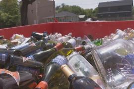 Как стекло превращают в песок для защиты американского побережья