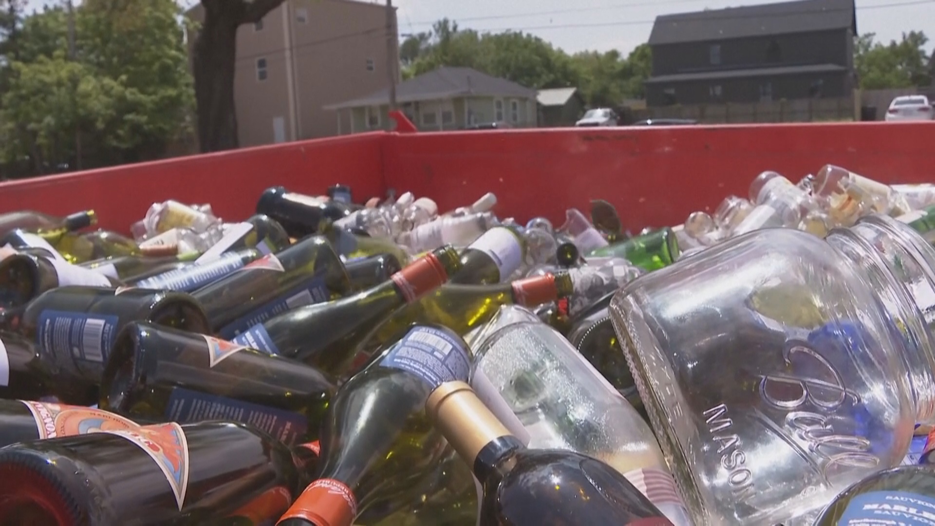 Как стекло превращают в песок для защиты американского побережья