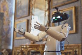 Робот-гид проводит экскурсии в музее в Турине