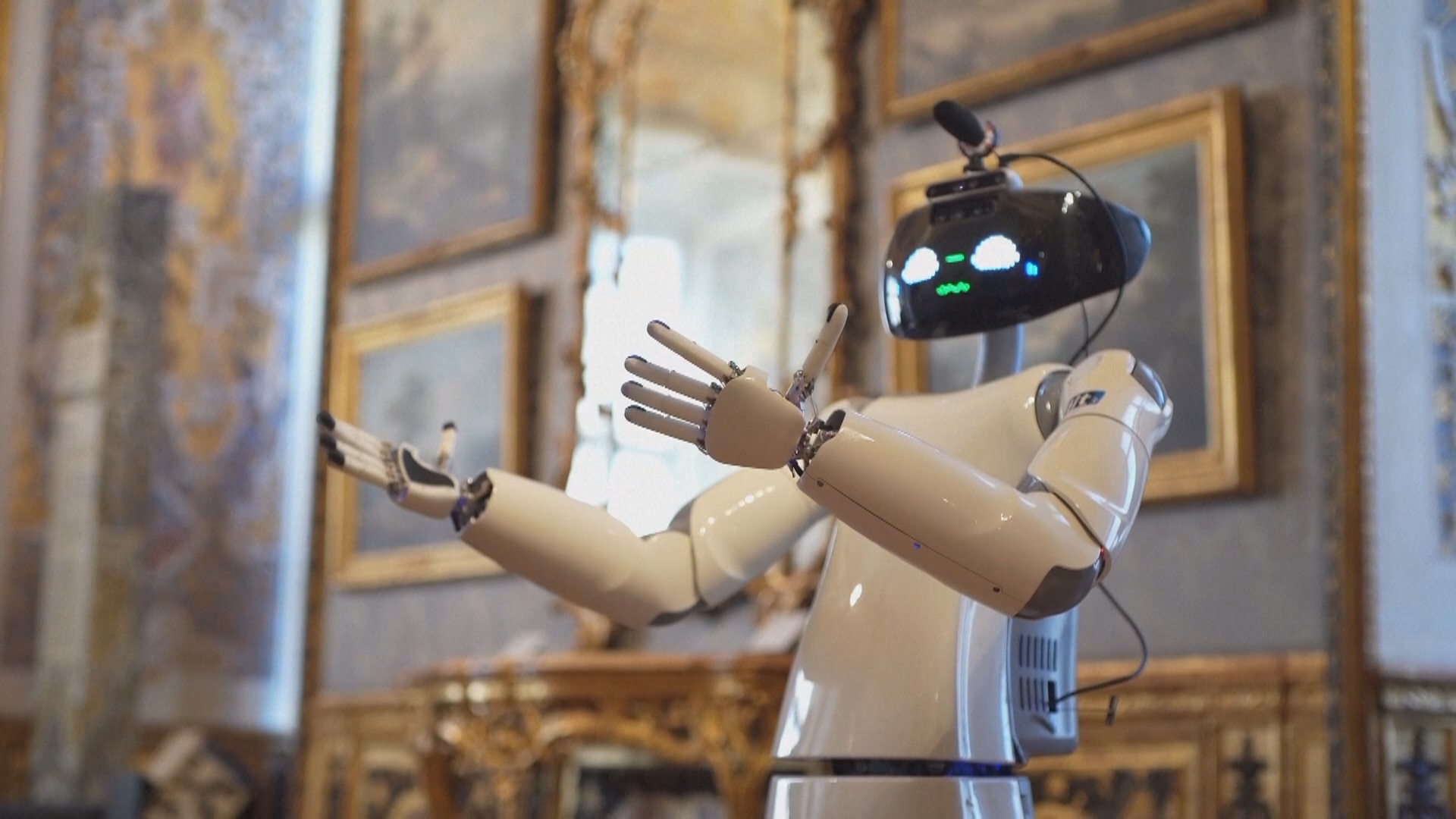 Робот-гид проводит экскурсии в музее в Турине