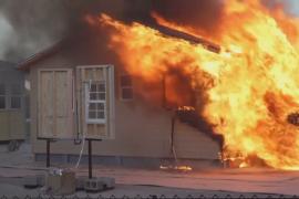 В США поджигают дома, чтобы найти способы защиты от лесных пожаров