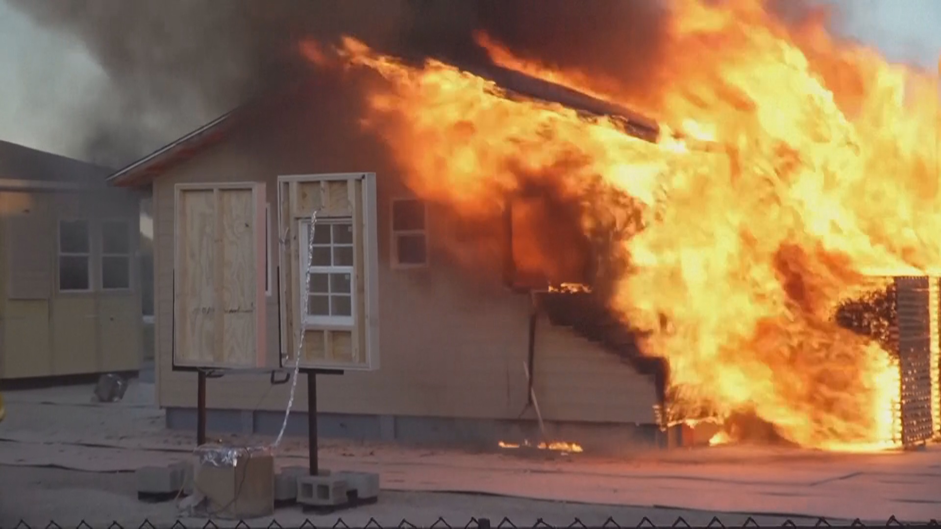 В США поджигают дома, чтобы найти способы защиты от лесных пожаров