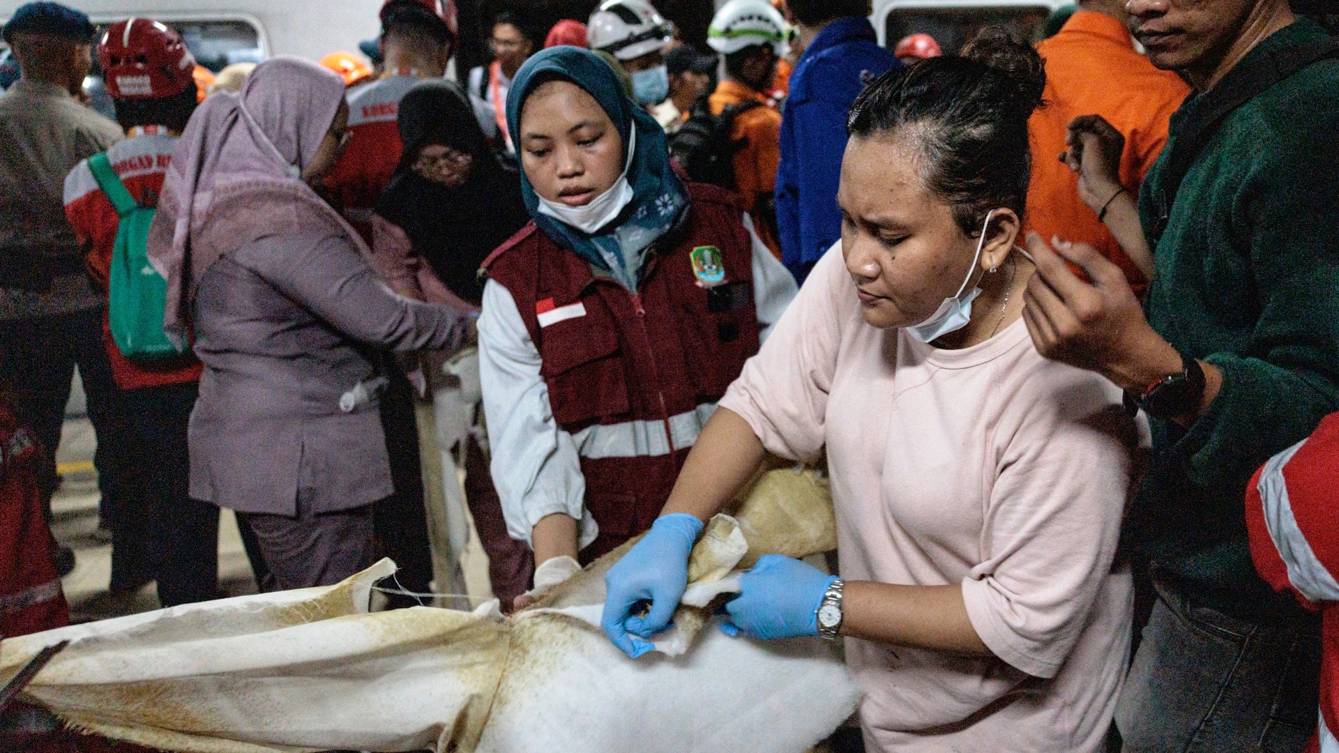Два поезда столкнулись в Индонези: 14 погибших