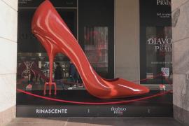 В Милане открыли инсталляции к премьере «Дьявол носит Prada-2»