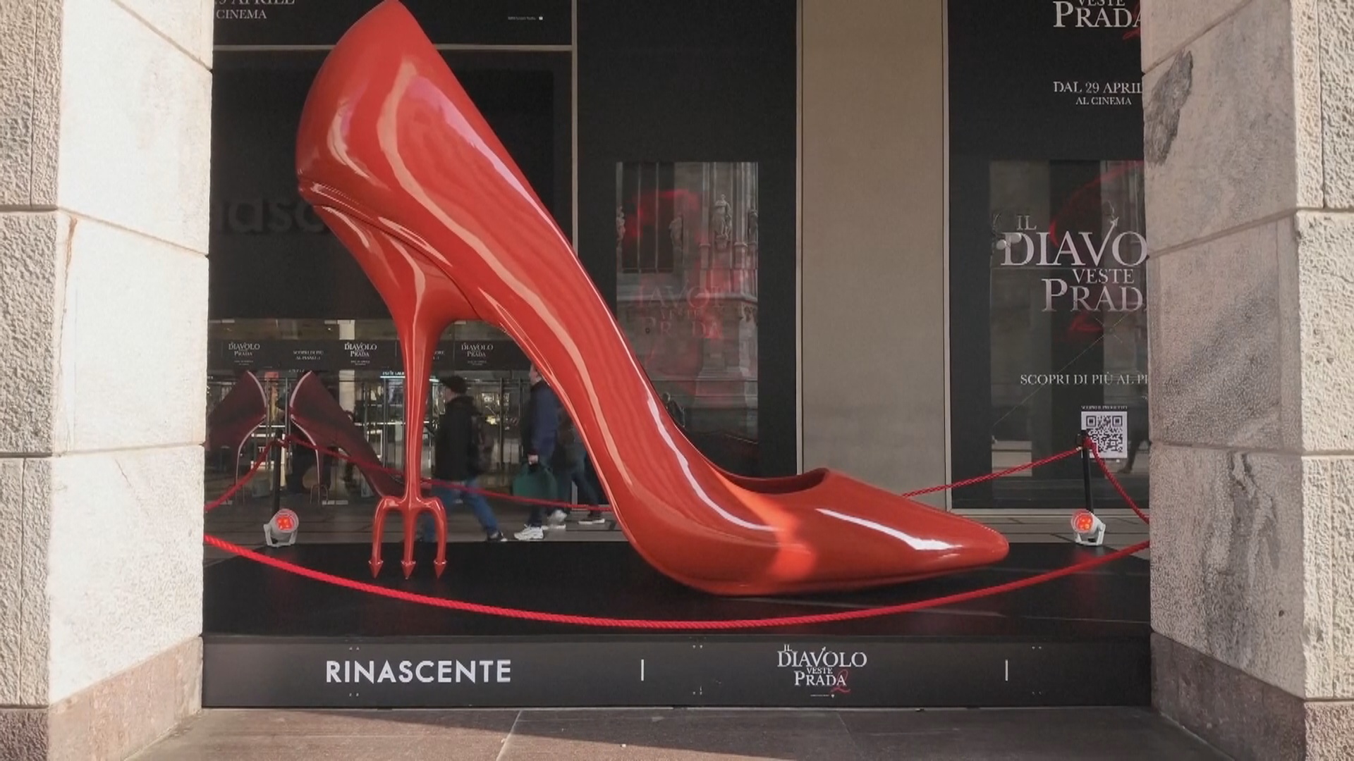 В Милане открыли инсталляции к премьере «Дьявол носит Prada-2»