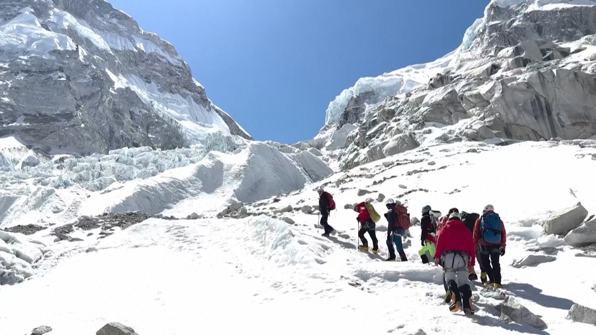 Шерпы открыли заблокированный маршрут восхождения на Эверест