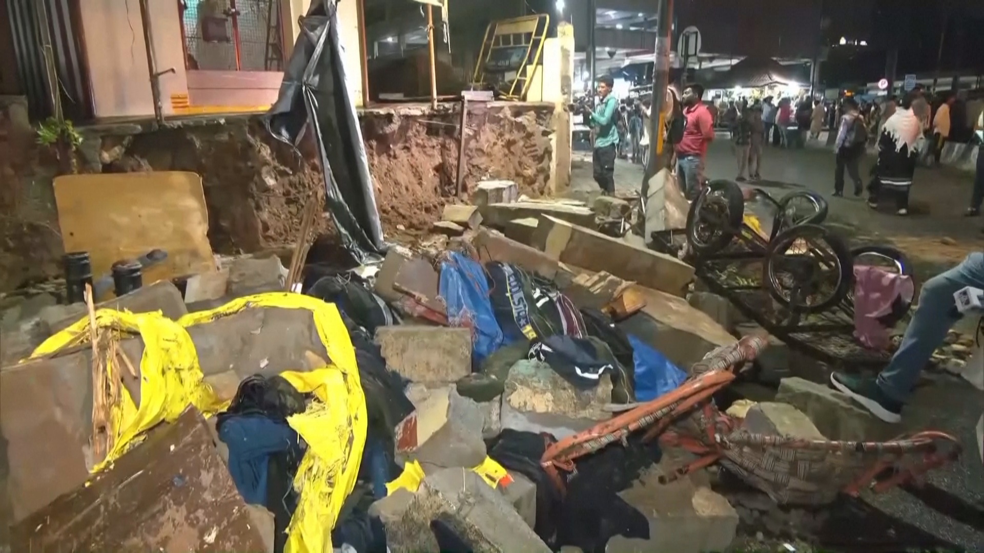 Стена рухнула на людей в Бангалоре