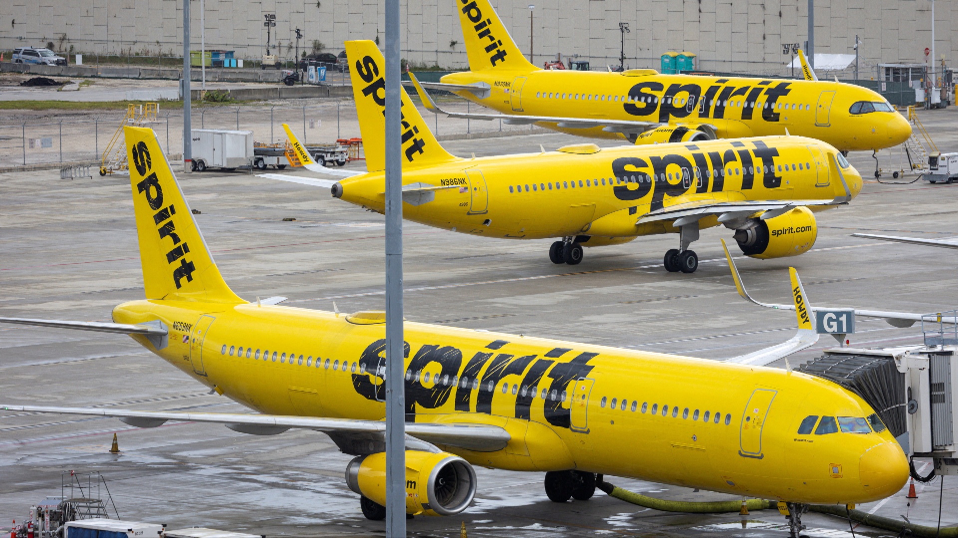 Крупнейший лоукостер США Spirit объявил о банкротстве: пассажиры застряли в аэропортах