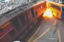 Поезд врезался в автобус в Бангкоке